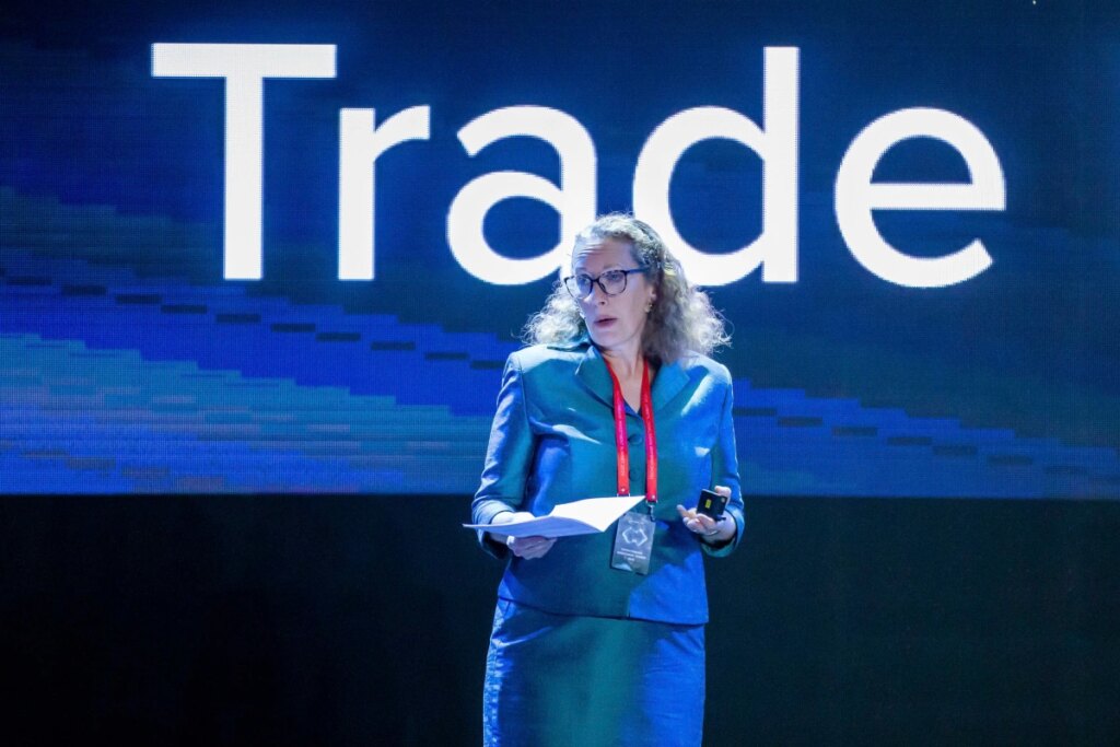 bloomberg:-viet-nam-con-nhieu-du-dia-tang-truong