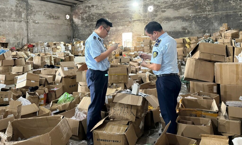 phat-hien-kho-hang-chua-gan-48.000-san-pham-nhap-lau-ban-tren-tiktok