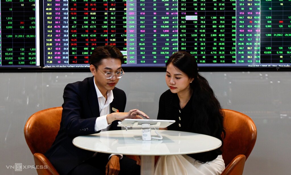 ‘thi-truong-chung-khoan-da-vuot-qua-noi-so-ve-thue-quan’