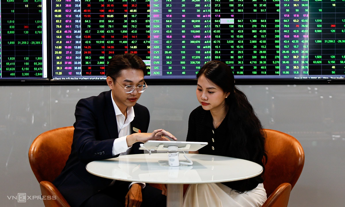 ‘thi-truong-chung-khoan-da-vuot-qua-noi-so-ve-thue-quan’