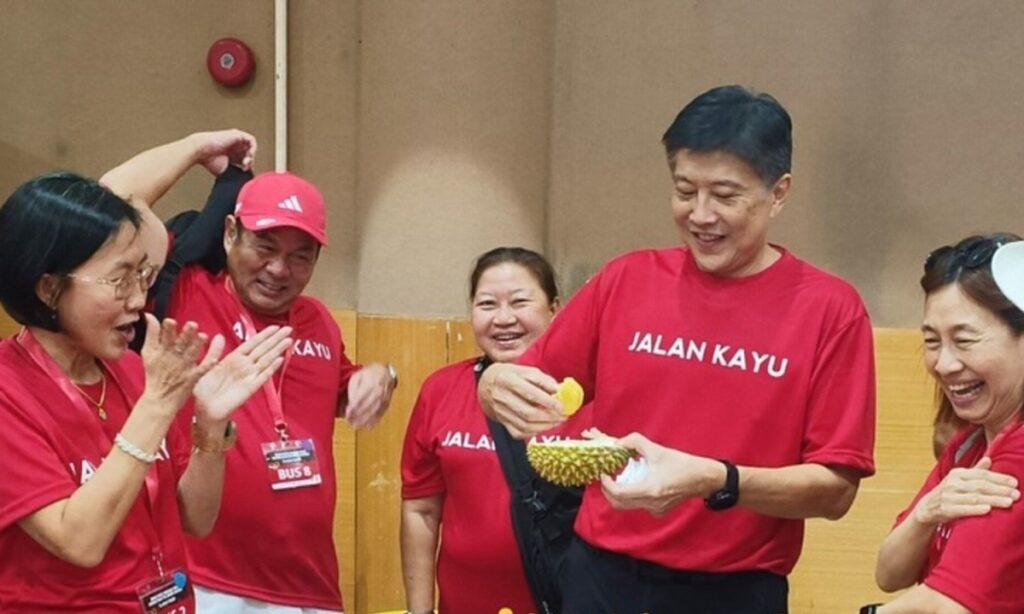 nghi-si-singapore-dan-cu-tri-sang-malaysia-an-sau-rieng-de-cam-on