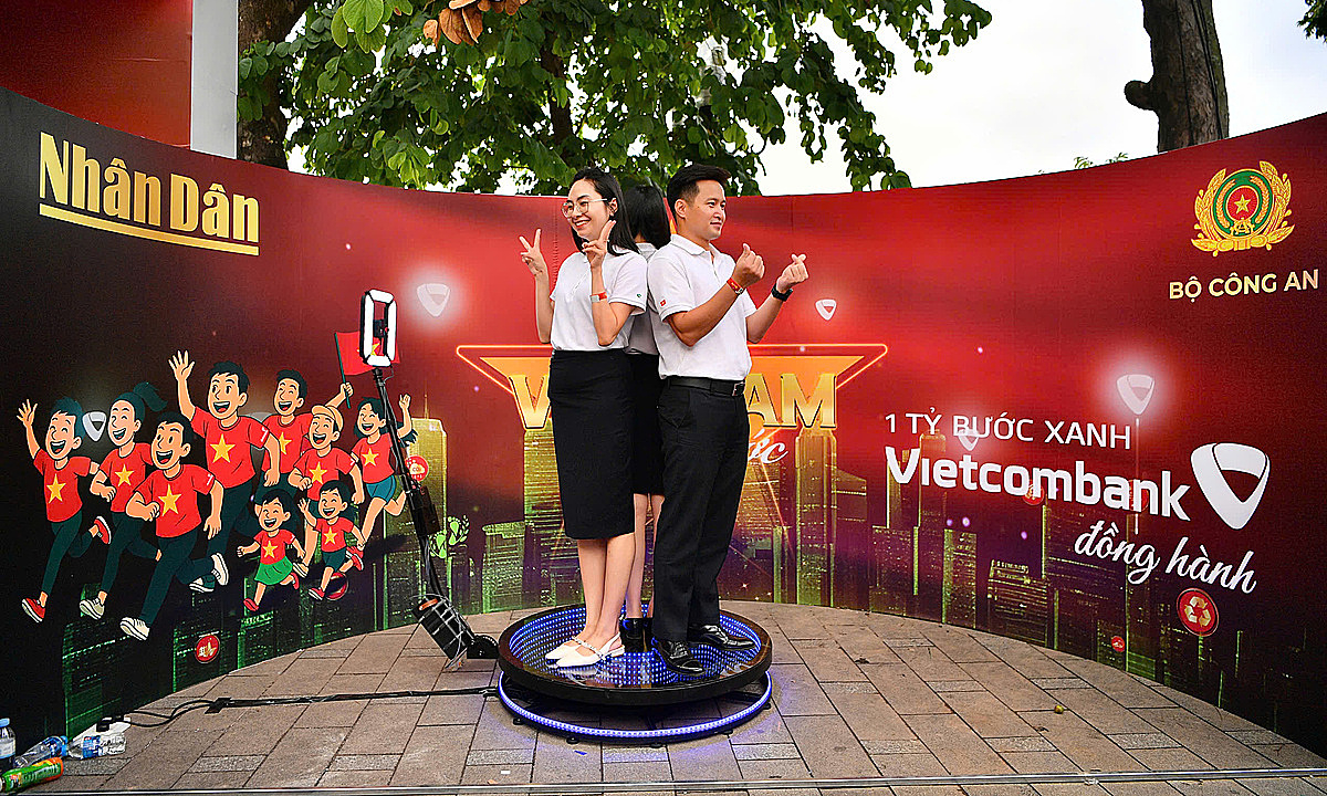 hon-20.000-nhan-vien-vietcombank-huong-ung-‘cung-viet-nam-tien-buoc’